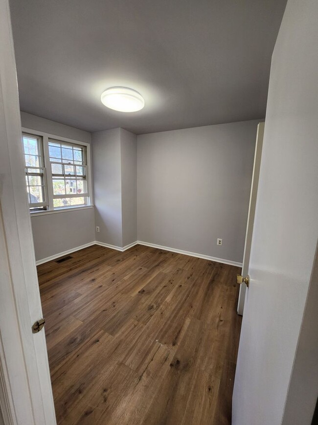 Building Photo - Room for rent in a 4 BD 2.5 BA Kings Park ...