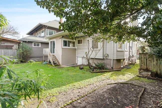 Building Photo - Charming 1-bdrm/1-bath in 1900s Victorian triplex—Prime location, shared laundry & yard
