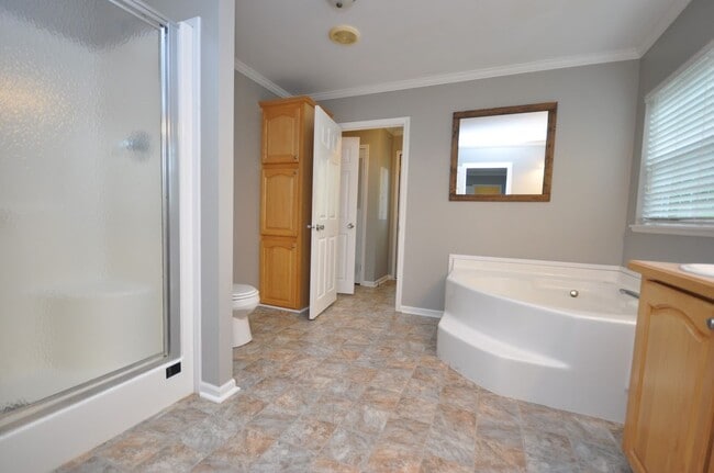 Building Photo - 3 Bedroom 2 bath in West Paducah