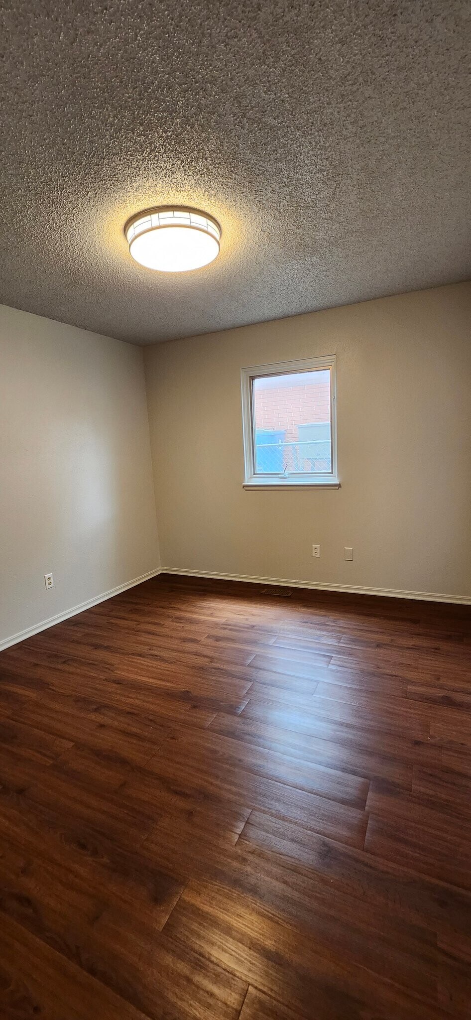 Building Photo - 3517 N Glenoaks Dr