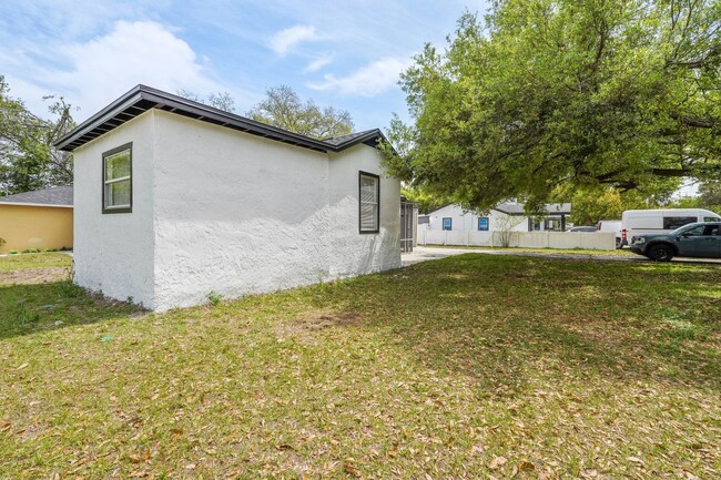 Building Photo - 2-Bedroom, 1.5-Bathroom Home in Tampa – Pe...