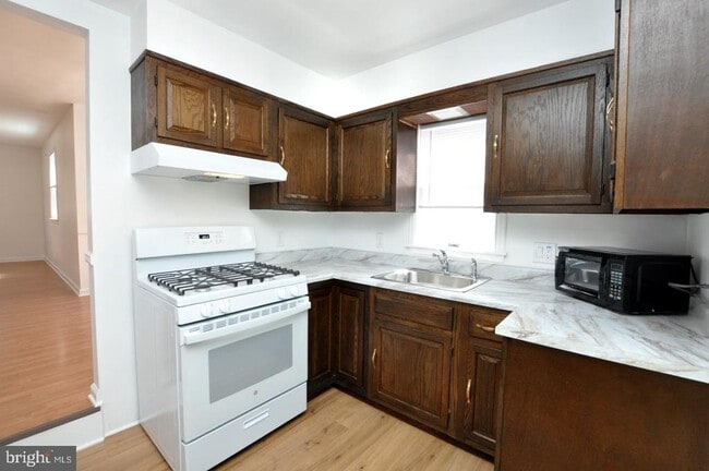 Building Photo - 432 N Coles Ave