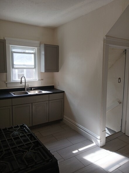 Building Photo - 106 Charles St