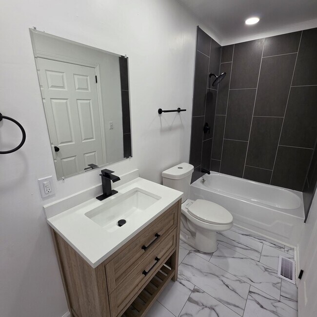 Building Photo - Spacious 4 bedrooms and 2 full baths home located on Holmes Rd in Kansas City, MO