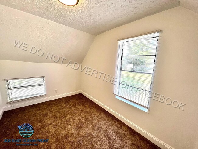 Building Photo - Amazing 4 bedroom / 1 bathroom home available!