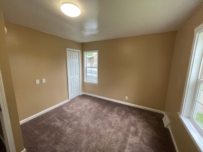 Building Photo - Spacious 2-Bedroom Home!