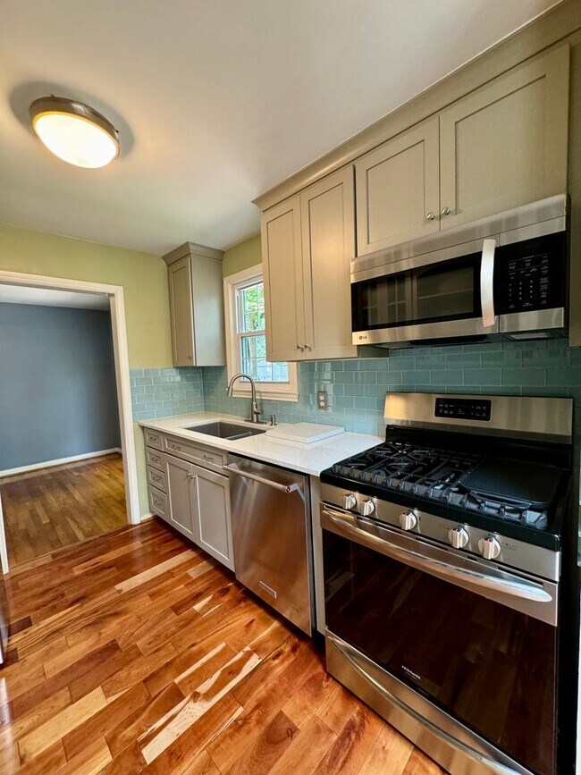 Building Photo - Quaint Cottage steps Away From VT Campus