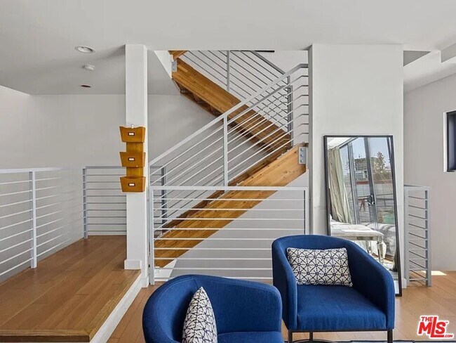 Building Photo - 815 Hampton Dr