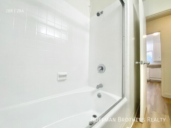 Building Photo - 11924 Montana Ave Los Angeles, CA 90049