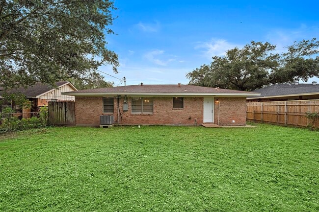 Building Photo - 10615 Seaford Dr