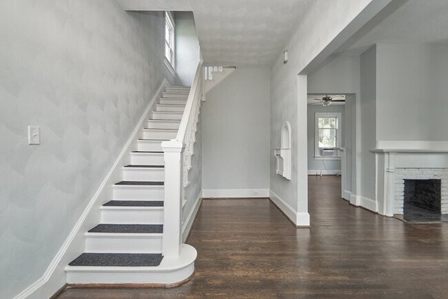 Building Photo - GORGEOUS COLONIAL HOME FOR RENT IN NEWPORT NEWS!!!