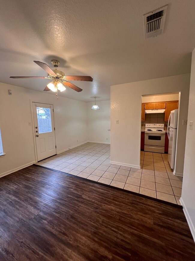 Building Photo - 1402 Chips Dr