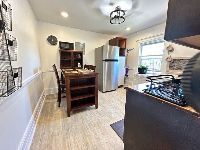 Building Photo - New Rochelle Fully Furnished Beauty