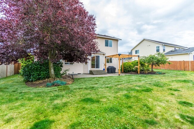 Building Photo - Stunning 4 Bedroom, 2.5 Bathroom Home With...