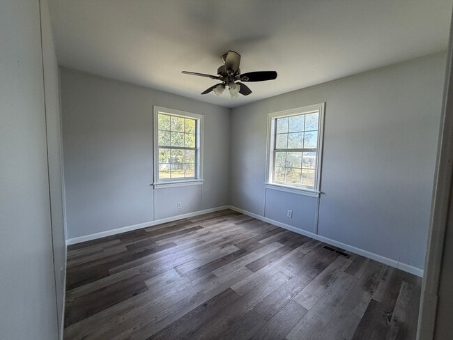 Building Photo - Spacious 3/2 available now!