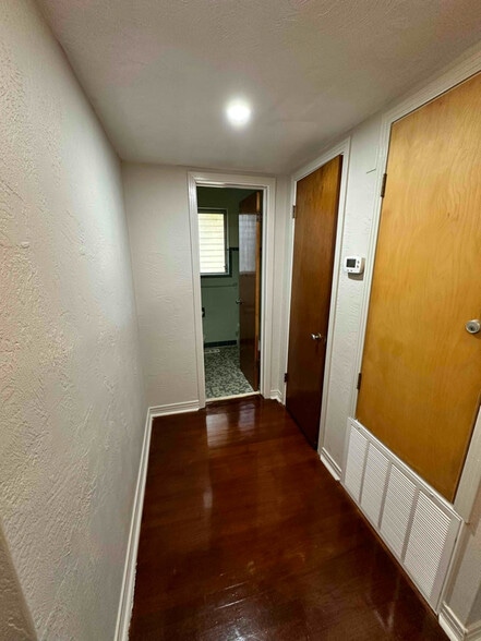 Building Photo - 736 White St