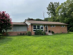 Building Photo - 3 BED, 2 BATH HOME LOCATED IN GREENSBORO