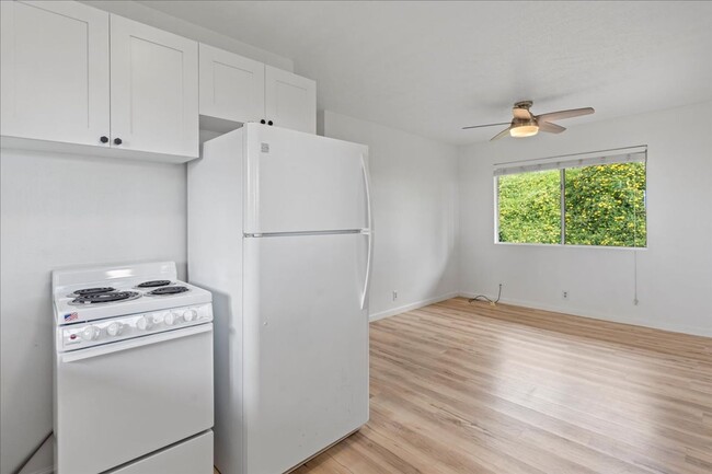 Building Photo - Remodeled 2 Bed/1 bath Attached Cottage in...