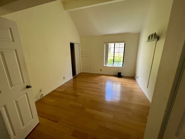 Building Photo - Spacious 2 bed 2.5 bath townhouse close to...