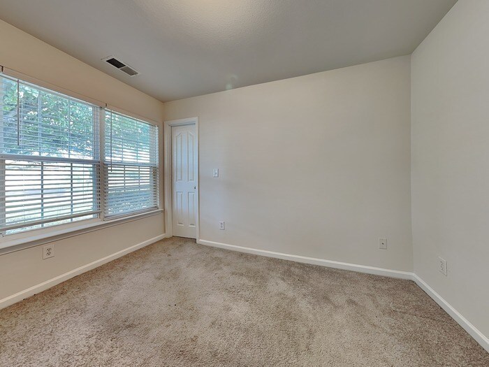 Building Photo - 730 Almora Dr