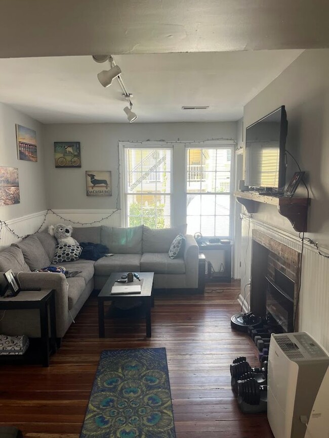 Building Photo - Available 6/9. Great 2 BR/1 BA Apartment A...