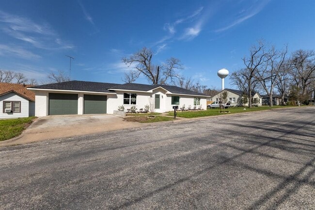 Building Photo - 712 E Kuehn St