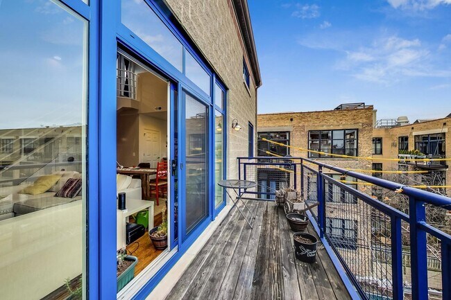 Building Photo - 2251 W St Paul Ave