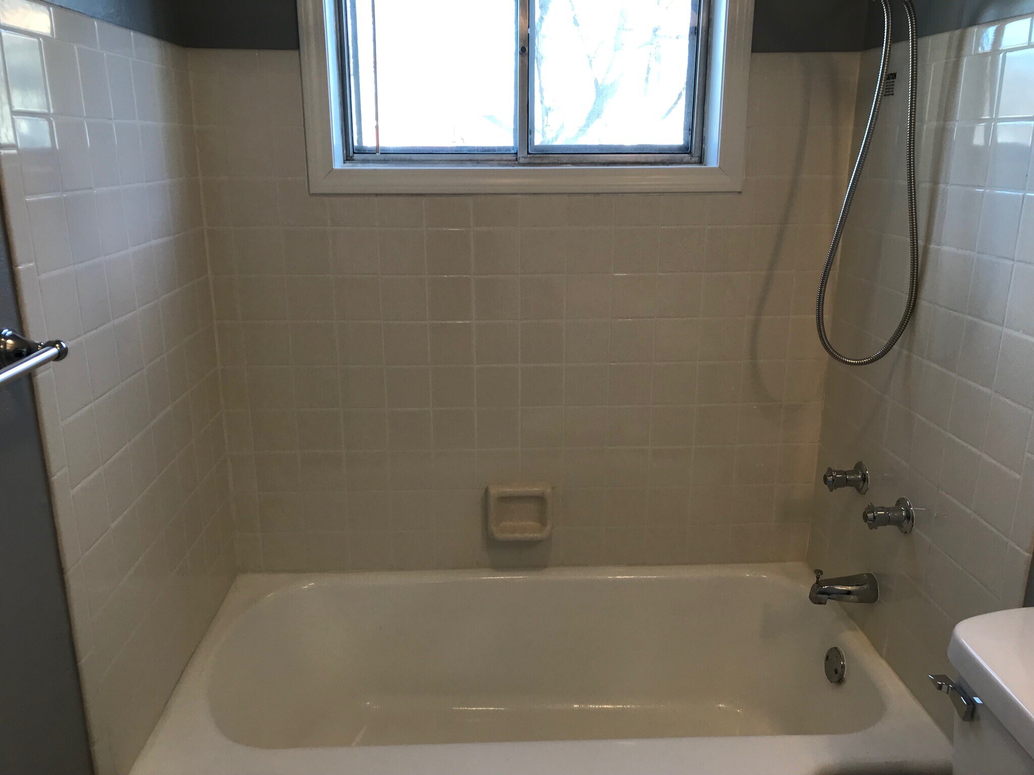newly reglazed tub - 4204 Woodvale Dr