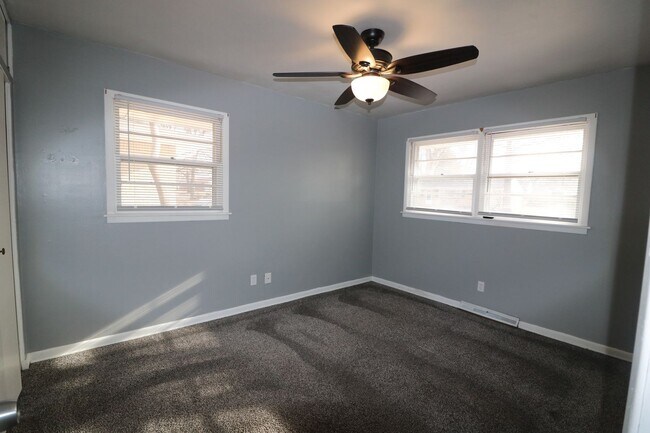 Building Photo - Awesome 4 bedroom home located just a short walk from Campus and Bill Snyder Family Stadium!