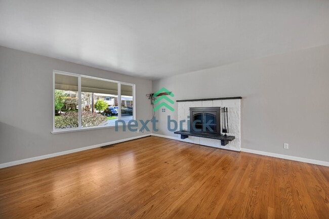 Building Photo - Prime Bellevue Home in a Highly Desirable Neighborhood