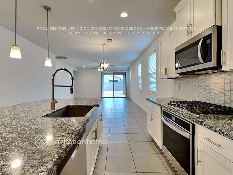 Building Photo - 17705 W Pinnacle Vista Dr