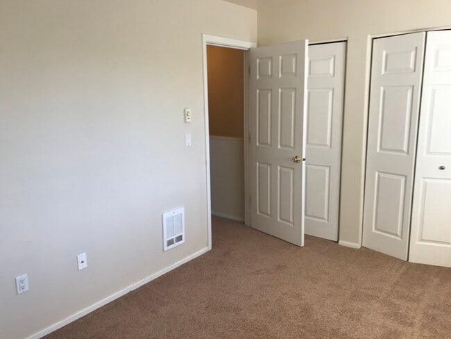 Building Photo - 3 bedroom townhouse in Springfield