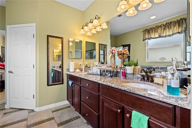 Building Photo - 1352 Oakcrest Ct