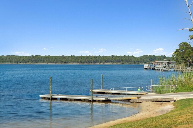 Building Photo - 712 Landing Cir