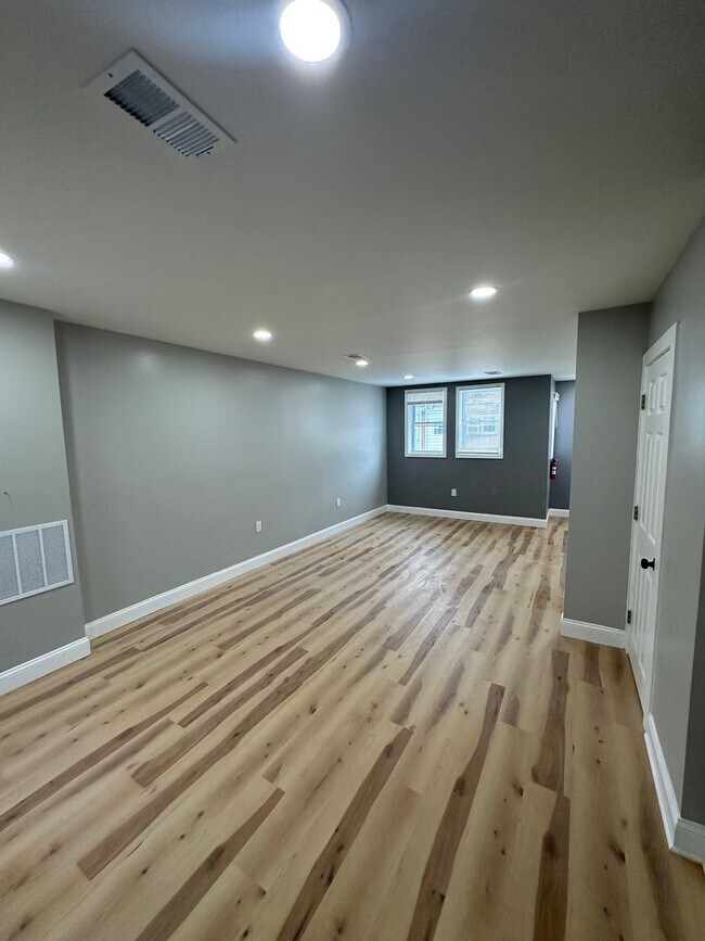 Building Photo - Fully renovated 2Bed/1 bath rowhome- Upper...