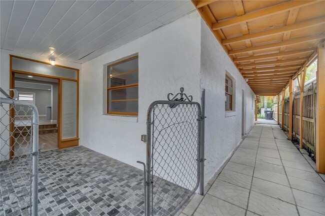 Building Photo - 2303 Bonneville Dr