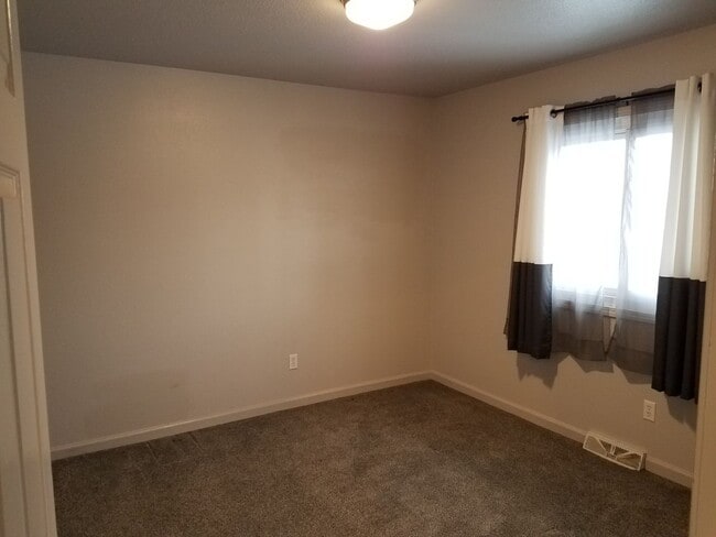 Building Photo - House For Lease