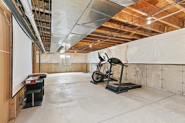 Building Photo - 3557 Crestwood Ln