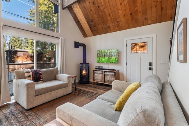 Building Photo - 319 Pine St