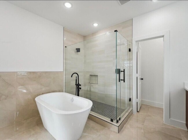 Building Photo - 7418 Maxroy St