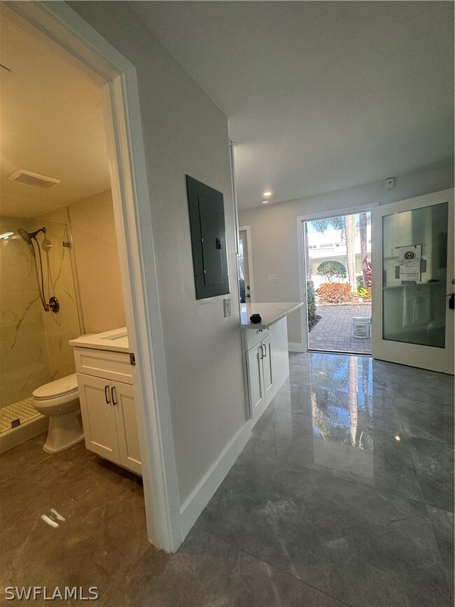 Building Photo - 637 12th Ave S