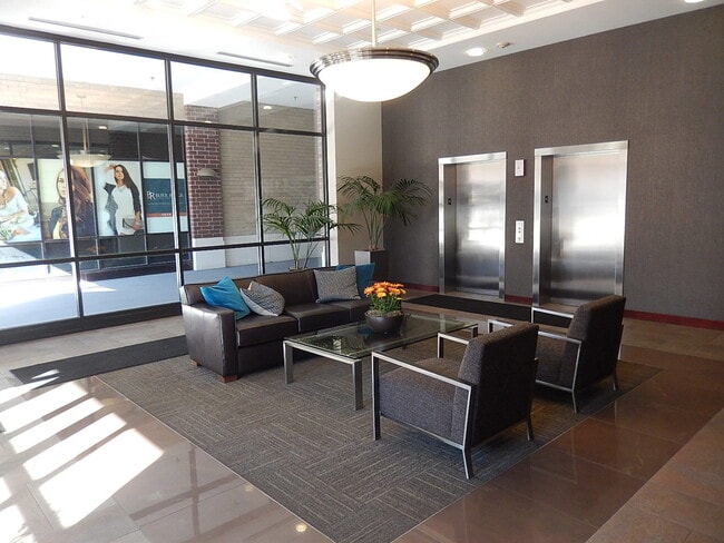 Building Photo - 850 Village Center Dr