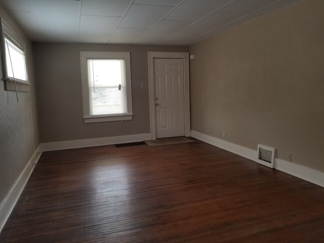 Building Photo - 2 Bedroom Ranch