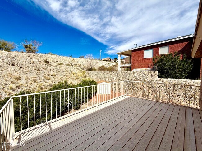 Building Photo - 1013 Via De La Paz Dr