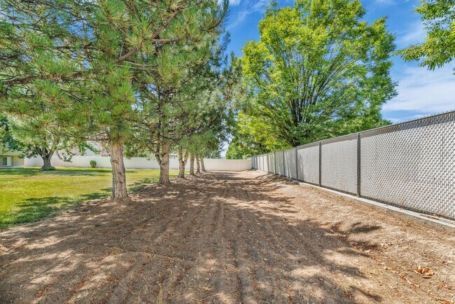 Building Photo - Spacious 5 Bed Kaysville Home with 3-Car Garage
