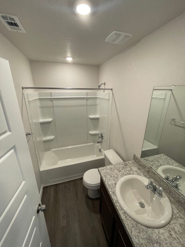 Building Photo - *Pre-leasing* Three Bedroom | Two Bath Home in Legend Pond