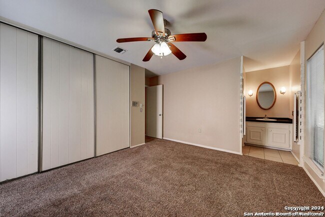 Building Photo - Charming Home Awaits: Spacious & Modern Living in a Prime Location