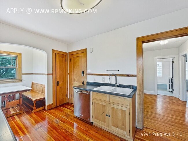 Building Photo - Exceptional 2br 1ba Lower Duplex Unit ~Dep...