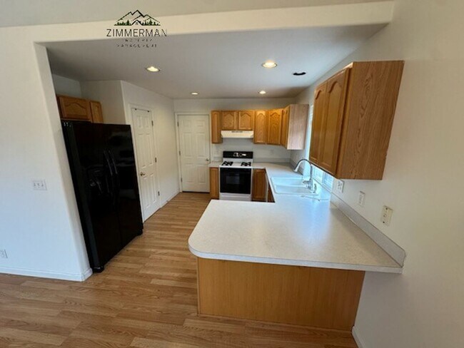 Building Photo - 495 Emily Ln
