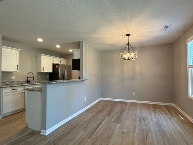 Building Photo - Updated 3 bedroom 2 bath